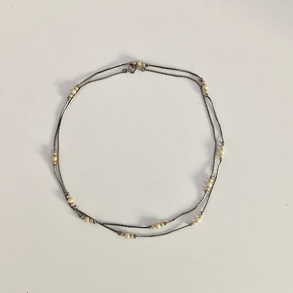 Long vintage liquid silver necklace with cream faux pearls - Picture 4 of 6